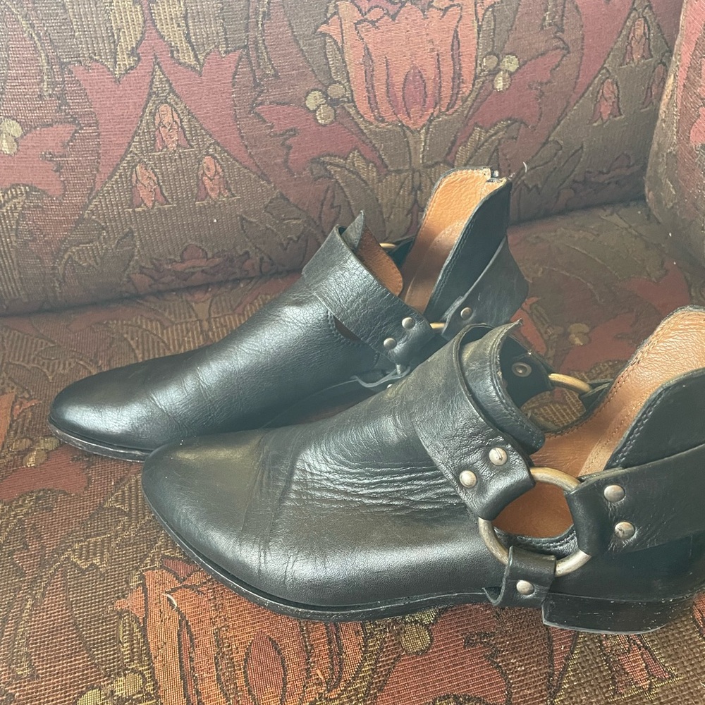 FRYE AND CO. Womens Black Ankle Booties